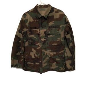 U.S. ARMY SIZE SMALL SHORT WOODLAND CAMOUFLAGE COAT WITH PATCHES